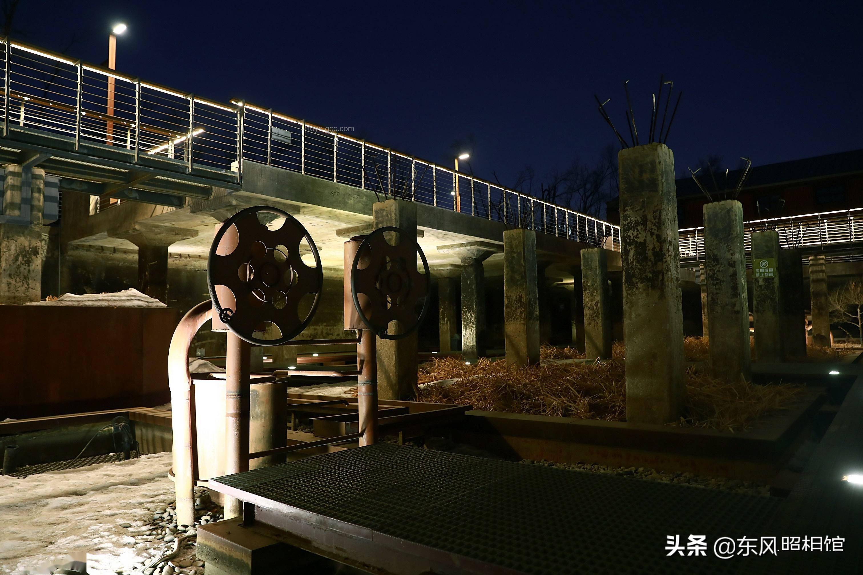 实探武汉杨泗港桥下打卡点：网红景观与商业运营的交融碰撞